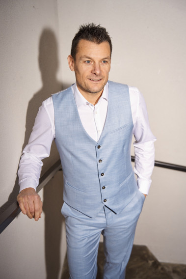 Homme portant le gilet CHRIS bleu clair accompagné d'une chemise blanche.