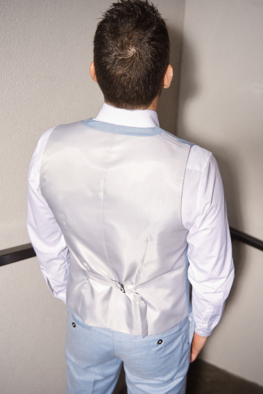 Homme de dos portant le gilet CHRIS bleu clair avec possibilité de le resserrer.