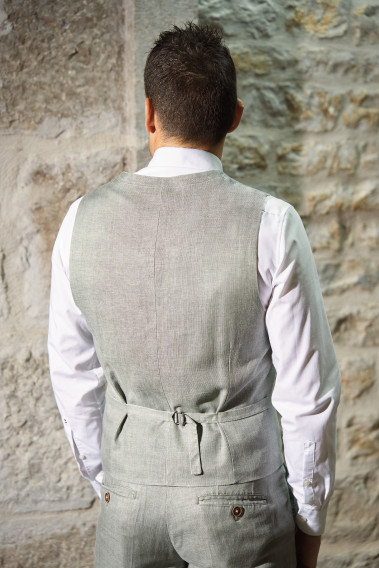 Homme de dos en gilet du costume GIORGIO céladon avec possibilité de serrage.