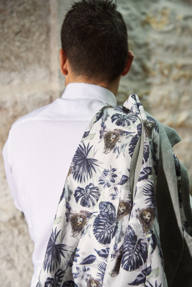 Zoom sur les détails de l'intérieur de la veste du costume GIORGIO céladon.