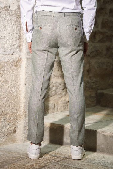 Homme de dos portant le pantalon LINCOLN céladon. Il comporte 3 poches avant et 2 poches arrière.