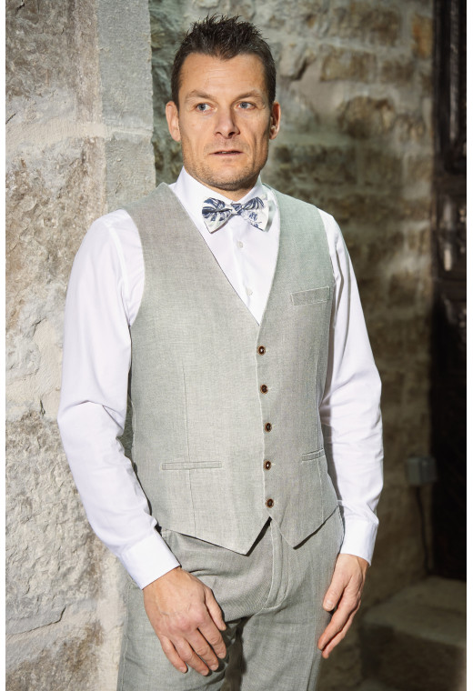 Homme portant le gilet LYMA céladon accompagné d'un nœuds papillon.