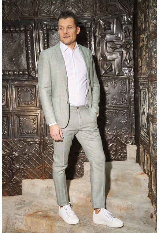 Homme portant la veste TROPICAL céladon. Elle comporte une poche poitrine et 2 poches plaquées.