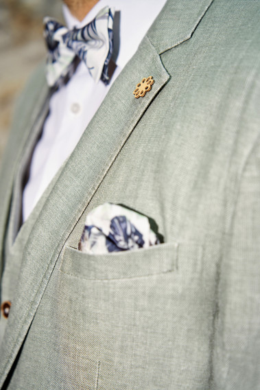 Zoom sur la veste TROPICAL céladon. L'homme porte une nœuds papillon et un mouchoir de poche..