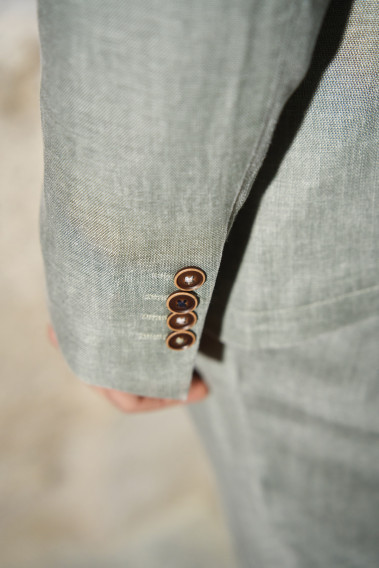Zoom sur la manche de la veste TROPICAL céladon. Elle comporte 4 boutons.