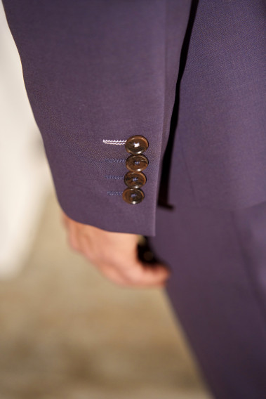 Costume SUAT violet. Plan de la manche sur les boutons de couleur marron.