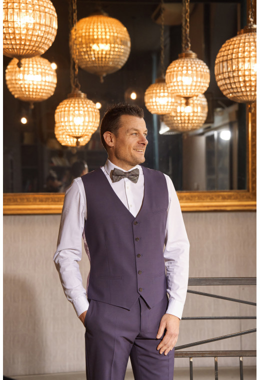 Homme portant le gilet CHRIS violet accompagné d'un nœuds papillon.