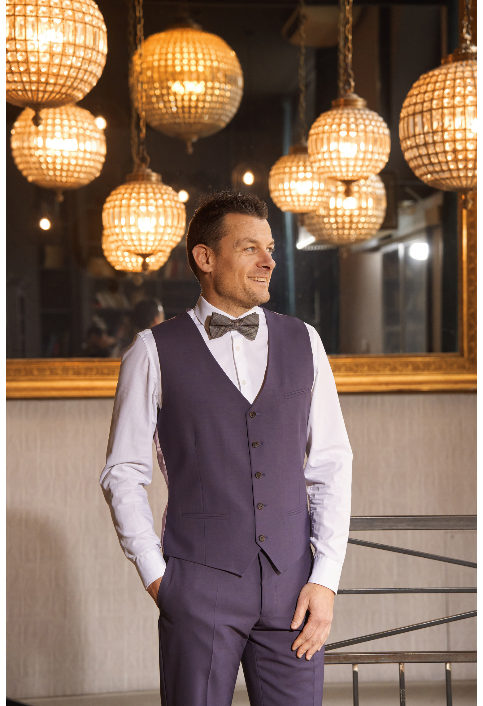 Homme portant le gilet CHRIS violet accompagné d'un nœuds papillon.