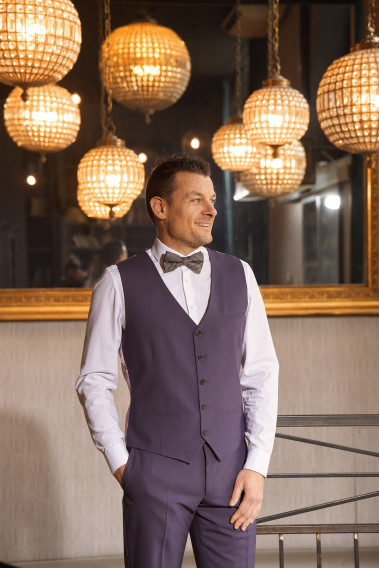 Homme portant le gilet CHRIS violet accompagné d'un nœuds papillon.