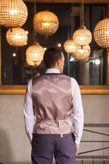 Homme de dos portant le gilet CHRIS violet avec possibilité de le resserrer.