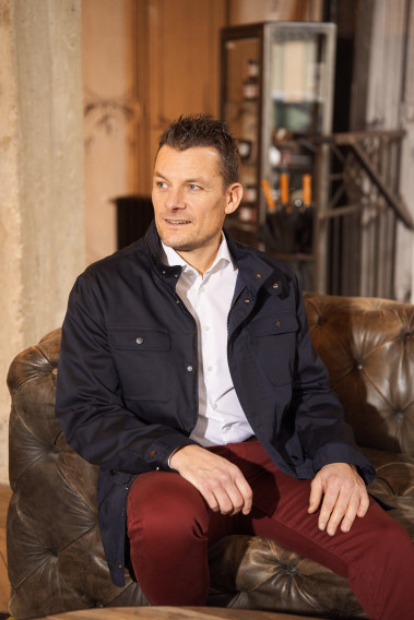 Homme portant la surveste AUBURNE marine. Elle comporte 2 poches poitrine, 2 poches plaquées avec rabat.