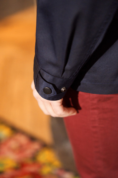 Zoom sur la surveste AUBURNE marine qui possède un bas de manche ajustable.