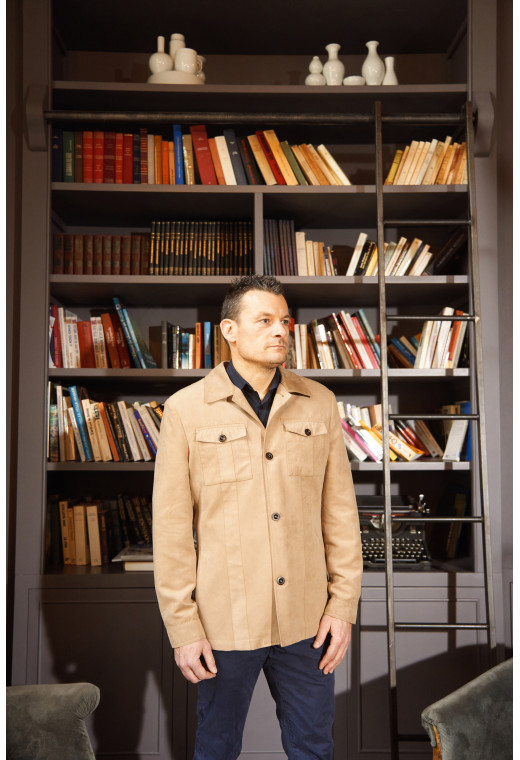 Homme portant la saharienne  FIONA suède beige. Elle comporte 2 poches poitrine et 2 poches verticales.