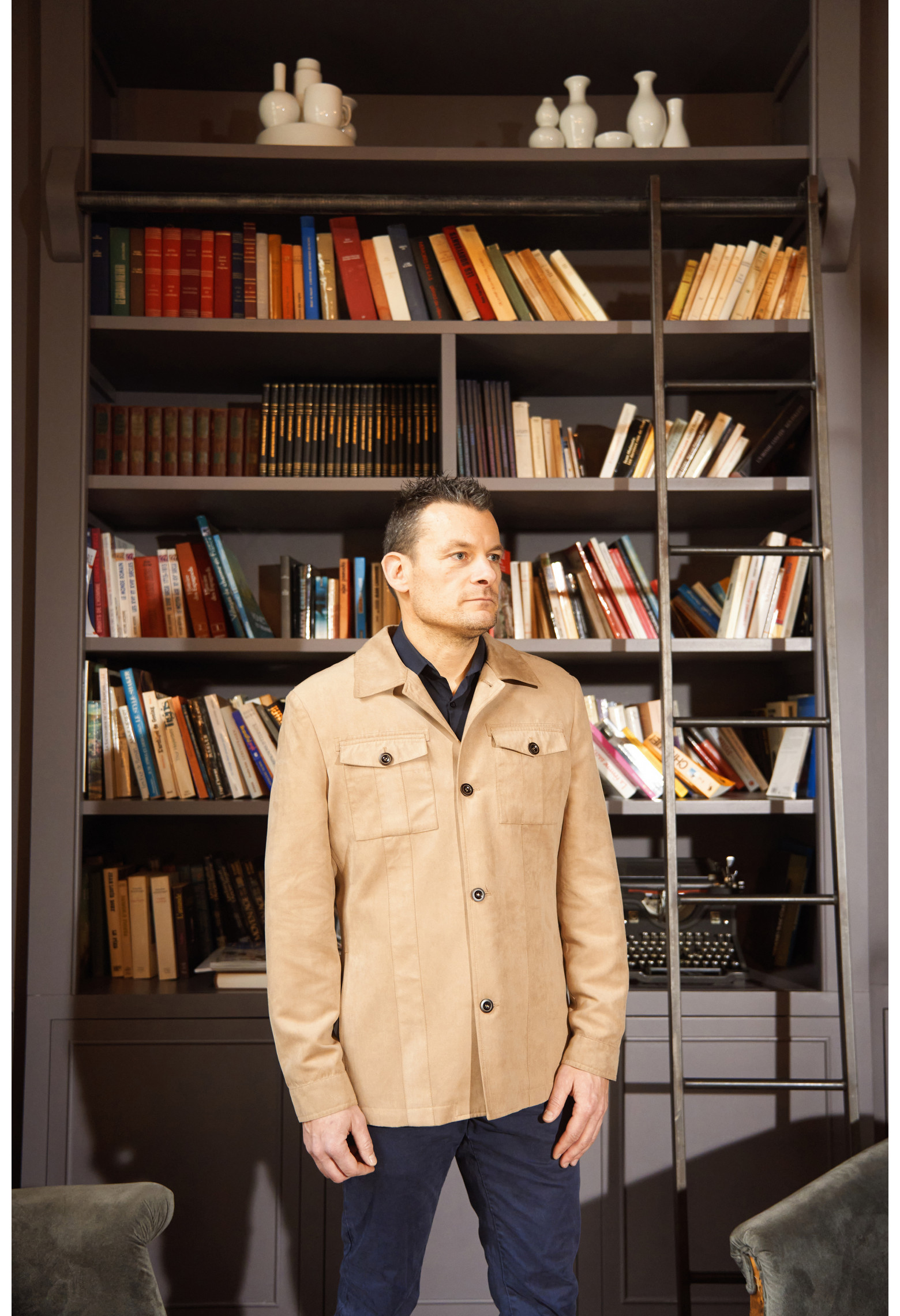 Homme portant la saharienne  FIONA suède beige. Elle comporte 2 poches poitrine et 2 poches verticales.