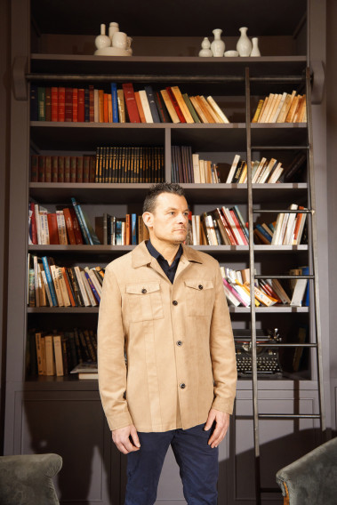 Homme portant la saharienne  FIONA suède beige. Elle comporte 2 poches poitrine et 2 poches verticales.