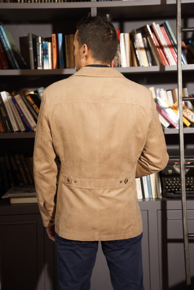 Homme de dos portant la saharienne  FIONA suède beige.