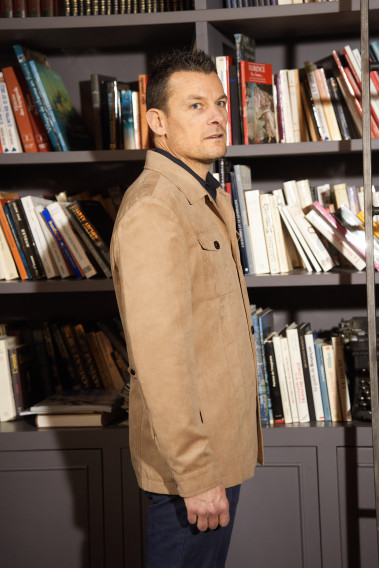 Homme portant la saharienne  FIONA suède beige. Elle comporte 2 poches poitrine et 2 poches verticales.