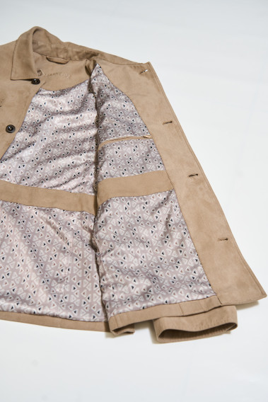 Zoom sur l'intérieur de la saharienne  FIONA suède beige. Elle comporte deux poches intérieures.