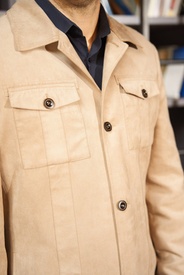 Zoom sur la saharienne FIONA suède beige.