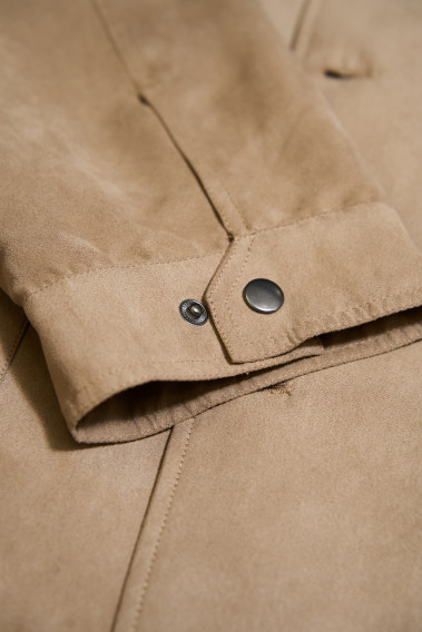 Zoom sur la manche de la saharienne FIONA suède beige.