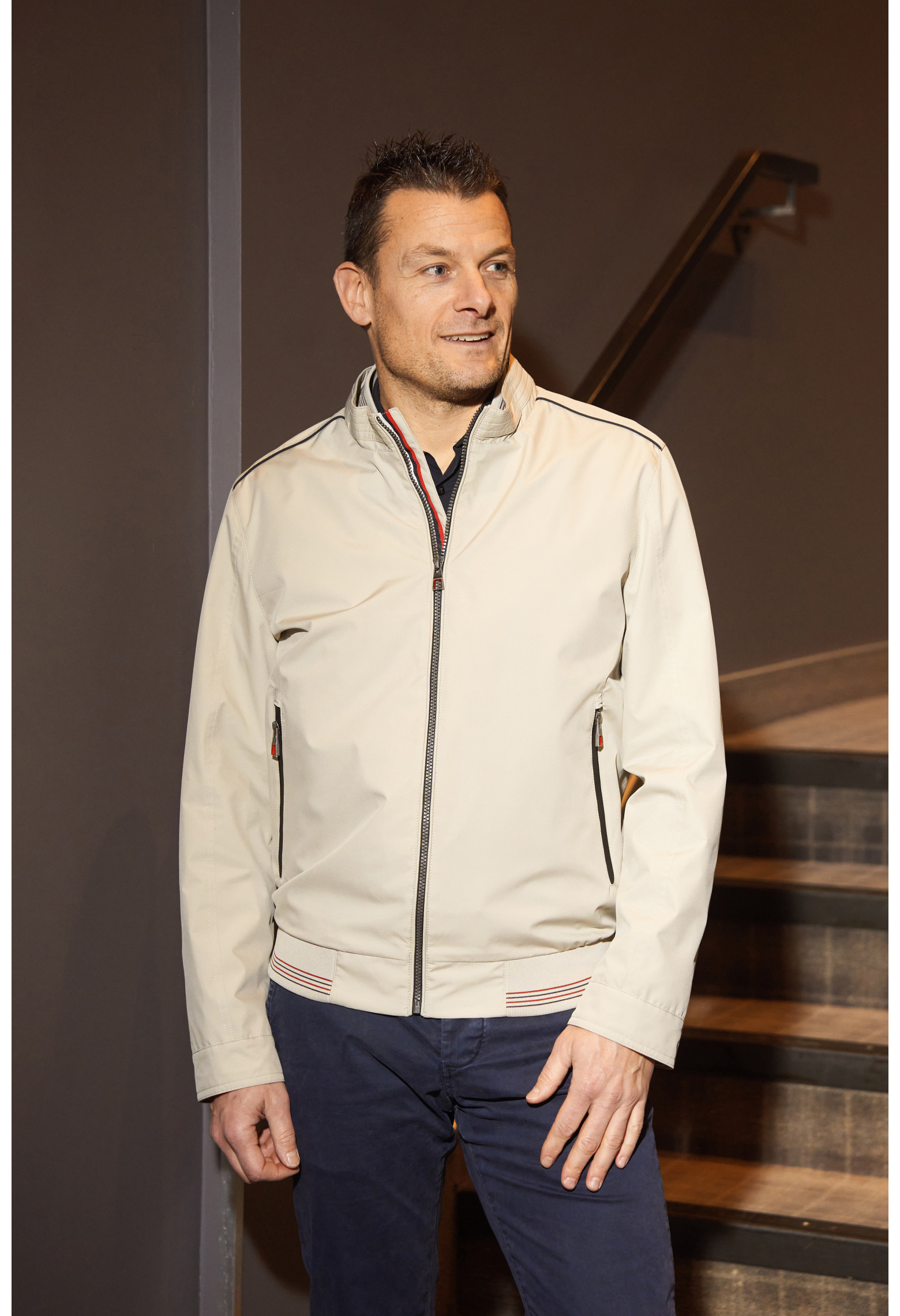 Homme portant le blouson FLAG beige. Il comporte 2 poches repose mains.
