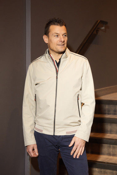 Homme portant le blouson FLAG beige. Il comporte 2 poches repose mains.
