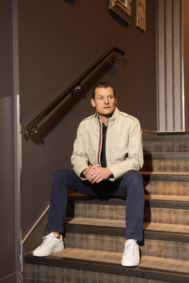 Homme portant le blouson FLAG beige. Il comporte 2 poches repose mains.