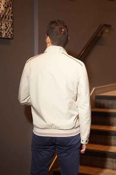 homme de dos portant le blouson FLAG beige.