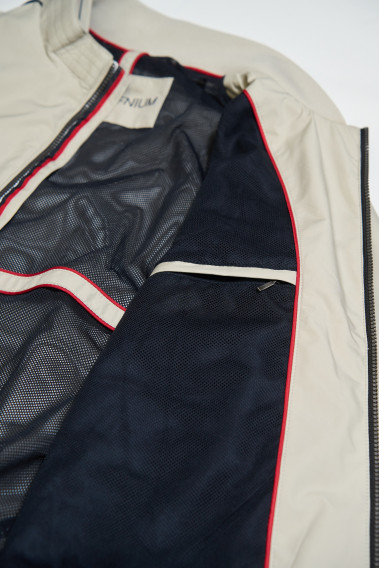 Zoom sur l'intérieur du blouson FLAG beige. Il comporte 2 poches intérieures.