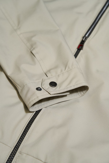 Zoom sur la manche du blouson FLAG beige.