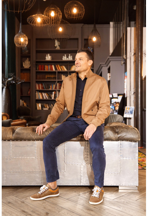 Homme portant le blouson XENO tabac. Il comporte 2 poches repose mains.