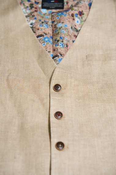 Zoom sur le gilet du costume GIORGIO couleur sable. Il comporte des motifs florales à l'intérieur.