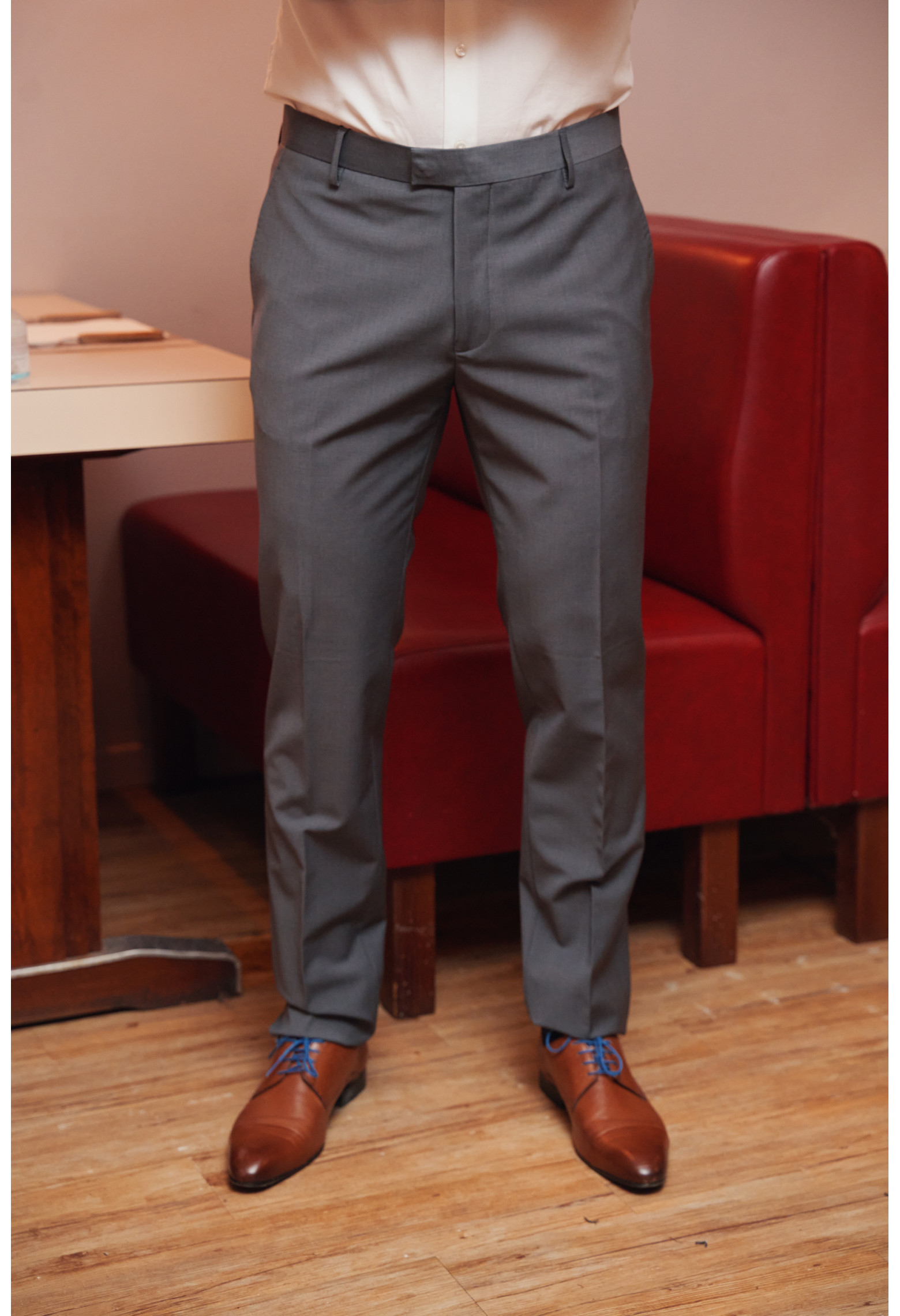 Homme portant le pantalon TECHP gris. Il comporte 2 poches avant et 2 poches arrière.