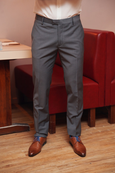 Homme portant le pantalon TECHP gris. Il comporte 2 poches avant et 2 poches arrière.