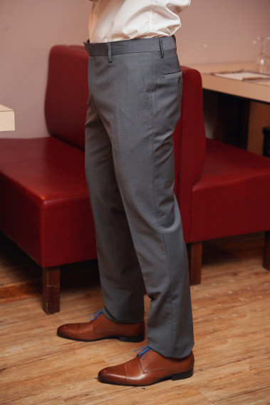 Homme de profil portant le pantalon TECHP gris. Il comporte 2 poches avant et 2 poches arrière.