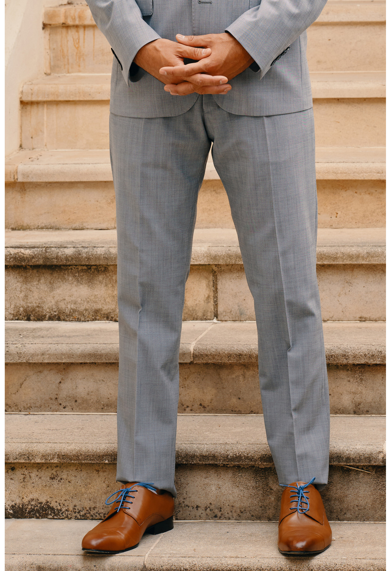 Homme portant le pantalon TECHP gris clair. Il comporte 2 poches avant et 2 poches arrière.