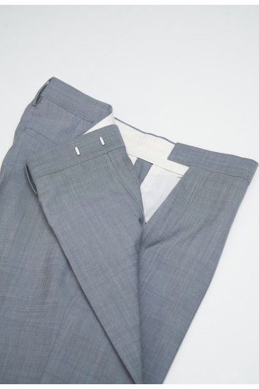 Zoom sur les détails du pantalon TECHP gris clair.