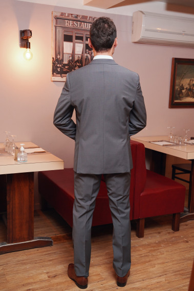 Homme de dos portant la veste TECHV grise.