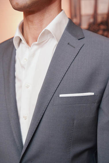 Zoom sur la veste TECHV grise.