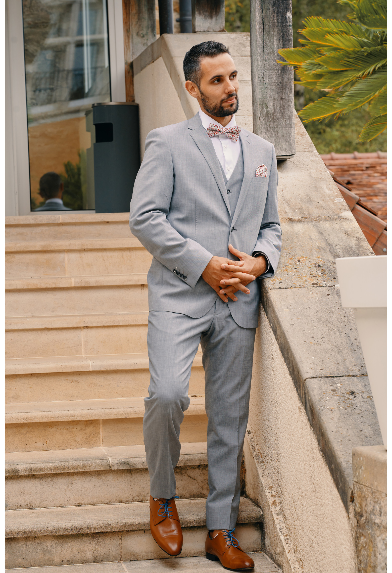 Homme portant la veste TECHV gris clair. Elle comporte une poche poitrine et 2 poches à rabat.