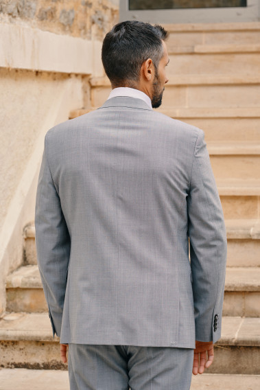 Homme de dos portant la veste TECHV gris clair.