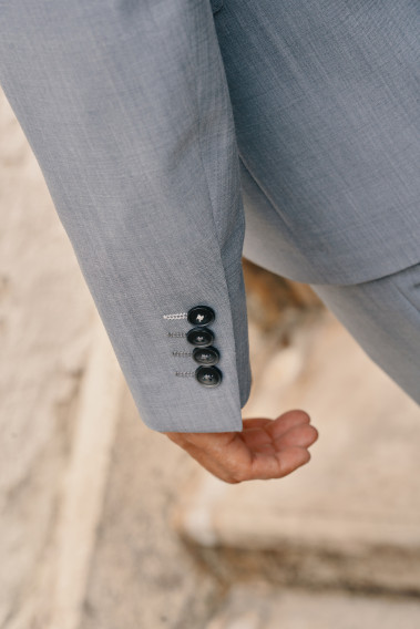 Zoom sur la manche de la veste TECHV gris clair. Elle comporte 4 boutons.