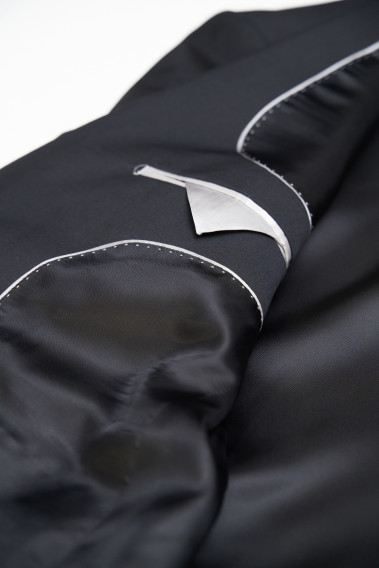 Zoom sur l'intérieur de la veste TECHV marine. Elle comporte 3 poches intérieures.