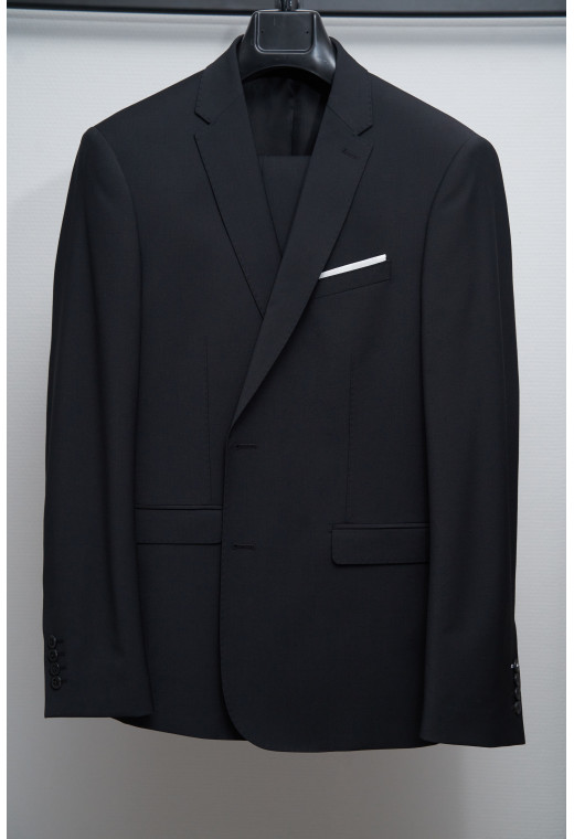 Veste TECHV noire qui comporte une poche poitrine et 2 poches à rabat.