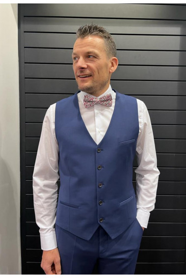 Homme portant le gilet CHRIS bleu accompagné d'un nœuds papillon.