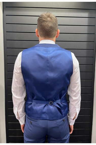 Homme de dos portant le gilet CHRIS bleu avec possibilité de le resserrer.