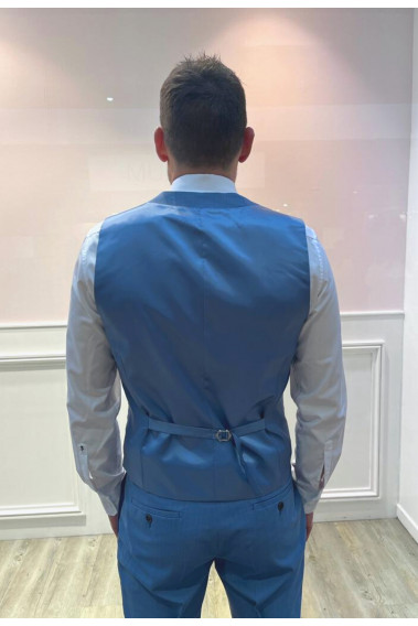 Homme de dos portant le gilet CHRIS bleu avec possibilité de le resserrer.