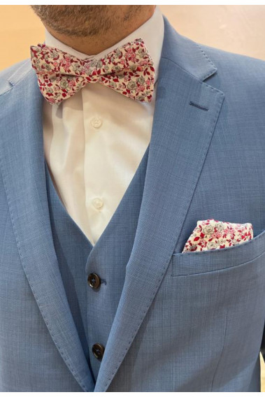 Costume SUAT bleu. Plan sur le nœuds  papillon à motif florale et son mouchoir de poche.