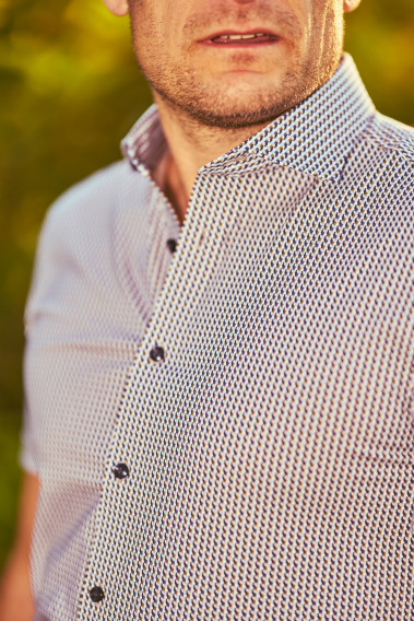 Zoom sur le col de la chemisette regular fantaisie bleue.