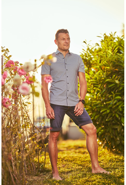 Homme portant la chemisette regular fantaisie bleue : manches courtes.